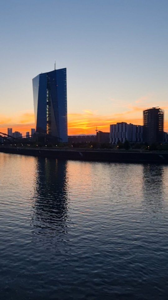 Late night Summer Runs in Frankfurt 😍
#flyhumanfly #laufenmachtsüchtig #laufen #laufenmachtfrei #runthestreets #hoka #timetofly #runningmotivation #runnerscommunity